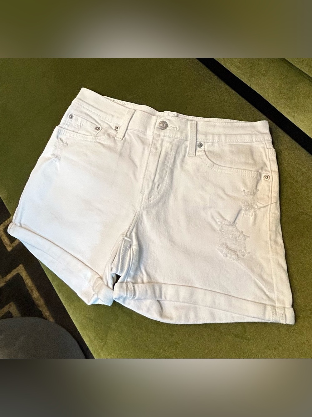 Women’s Levi’s White Rolled-Hem Denim Shorts with some distress